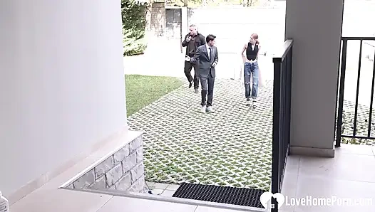 Деловая встреча заканчивается глубоким анальным сексом