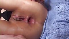 Getatoeëerde tiener krijgt haar kutje en kont vernield door een man na het likken van zijn kontgaatje