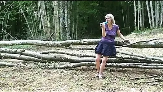 Vahşi doğada iki olgun biraz lezbiyen eylemi için yeni arkadaşlarına katılıyor