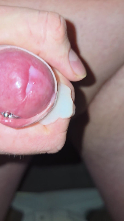 Éjacule d’une bite percée. Quickie le matin.