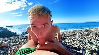 公共のビーチでゲイの十代のセックス