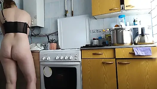Saya ingin pantat ibu tiri teman saya, saya suka ketika dia memasak di dapur