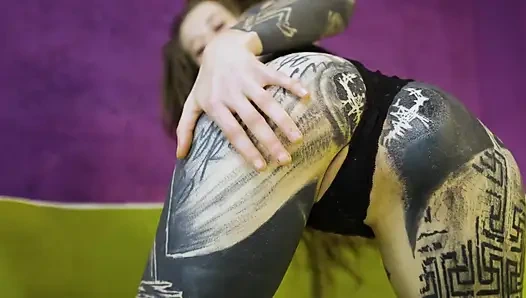 Gadis kurus meregangkan lubangnya yang lebar-lebar