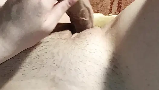 Тугая киска и дилдо в видео от первого лица, мастурбация в домашнем видео