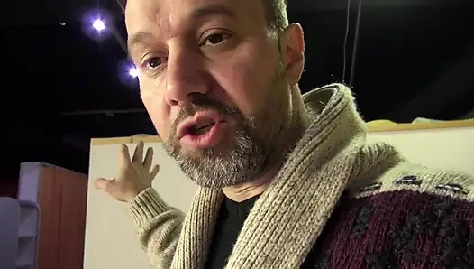 Brünette mit dickem arsch bekommt ihre titten nass gespritzt