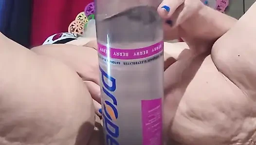 Пизда с большой бутылкой и плагом для клитора