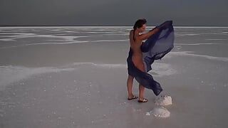Danza erotica sulla crosta salina del lago saltato elton