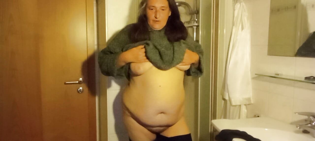 Everyday look out – Eva shows off her natural Rubens figure in the bathroom