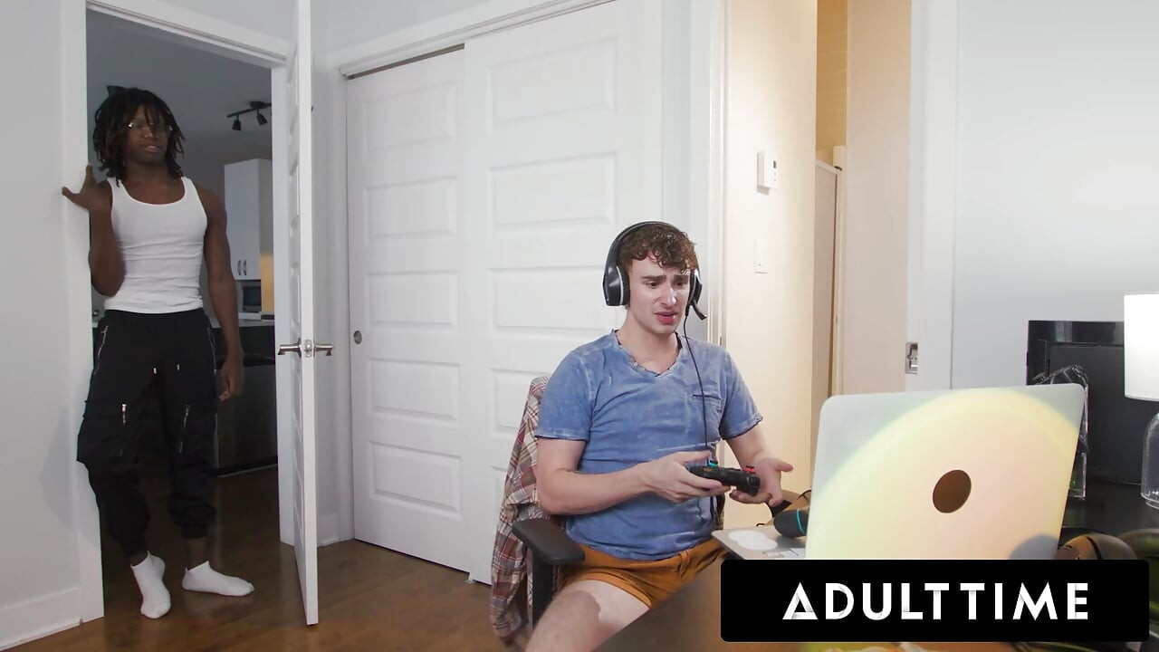 ADULT TIME - gamerul Ryan Jacobs și colega de cameră Jade Desire transformă masajul pe umăr într-o sesiune de masturbare