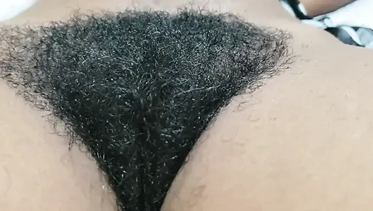 Amateur behaarte muschi MILF momente mit natürlichen kurven