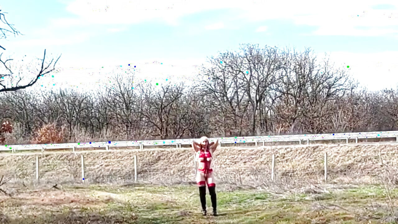 Kleine hoer trekt haar rode bodysuit uit op de snelweg, deel 1