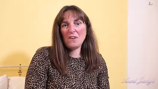 Auntjudys - büyük memeli orta yaşlı seksi ev sahibu Ruby Cattrall seni külotunu çalarken yakalıyor