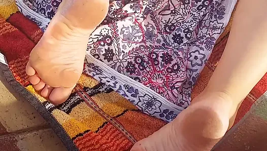 Selena's outdoor posing and feet worship