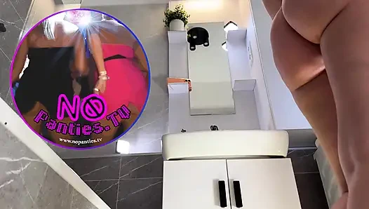 Супер горячая сексуальная блондинка-студентка в атласном ночном сексе готовится к ноче в ванной