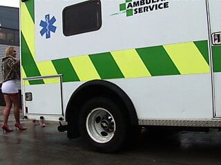 Dois caras fodem suas vidas por duas gatas em uma ambulância