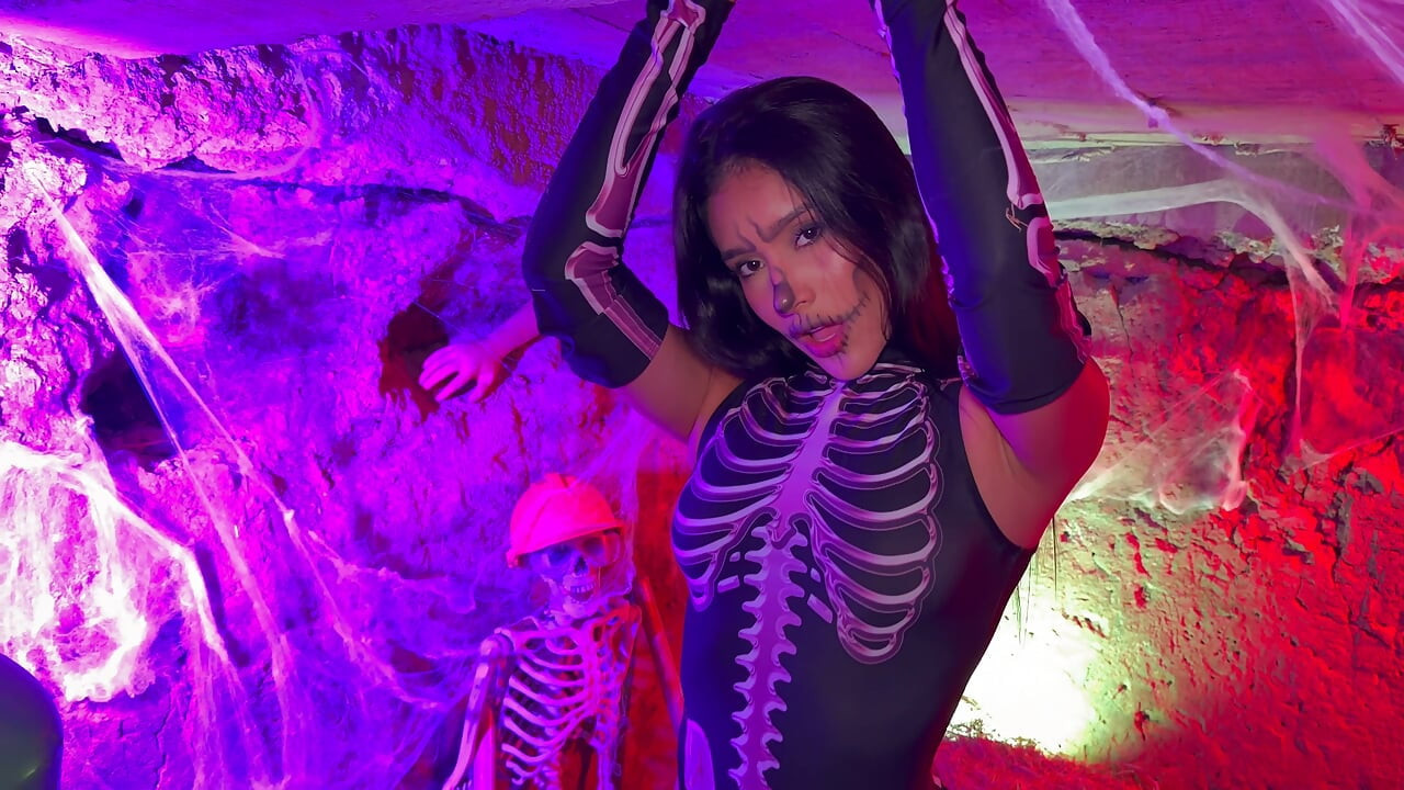 Wanita Colombia kecil menjadi terangsang apabila melihat rangka pada malam Halloween - Carolina Guerrero