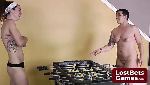 Ein Strip-Foosball-Spiel verspricht einen spanking-Leckerbissen am ende