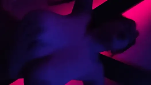 Sert bdsm grup seks. Erkekler zincirlere ve yatağa bağlı kadını sikiyor. grup seks