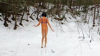 Estoy caminando en la nieve desnudo