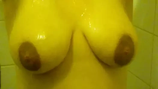 Schneller Blick auf die Titten der Ehefrau unter der Dusche