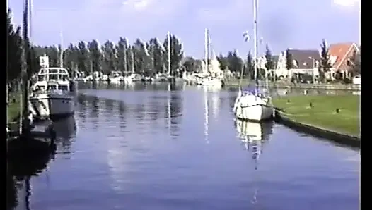 Немецкую шлюшку хардкорно трахнули на лодке