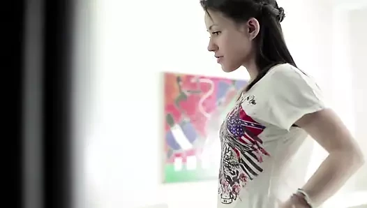 Küçük memeli çarpıcı hatun sikişmeye hazır