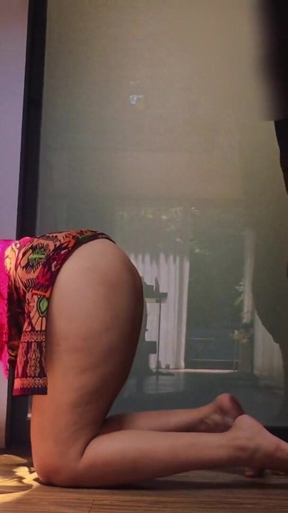Pembantu toket besar yang terjebak di mesin cuci dientot sama bosnya yang lagi sange | Klip 1