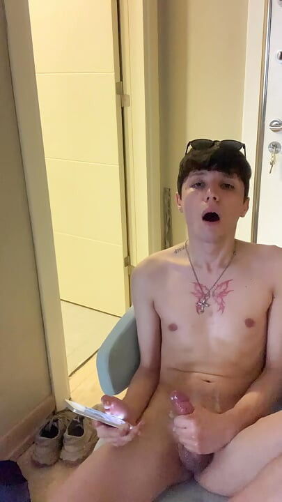 Watch me trying so hard to cum