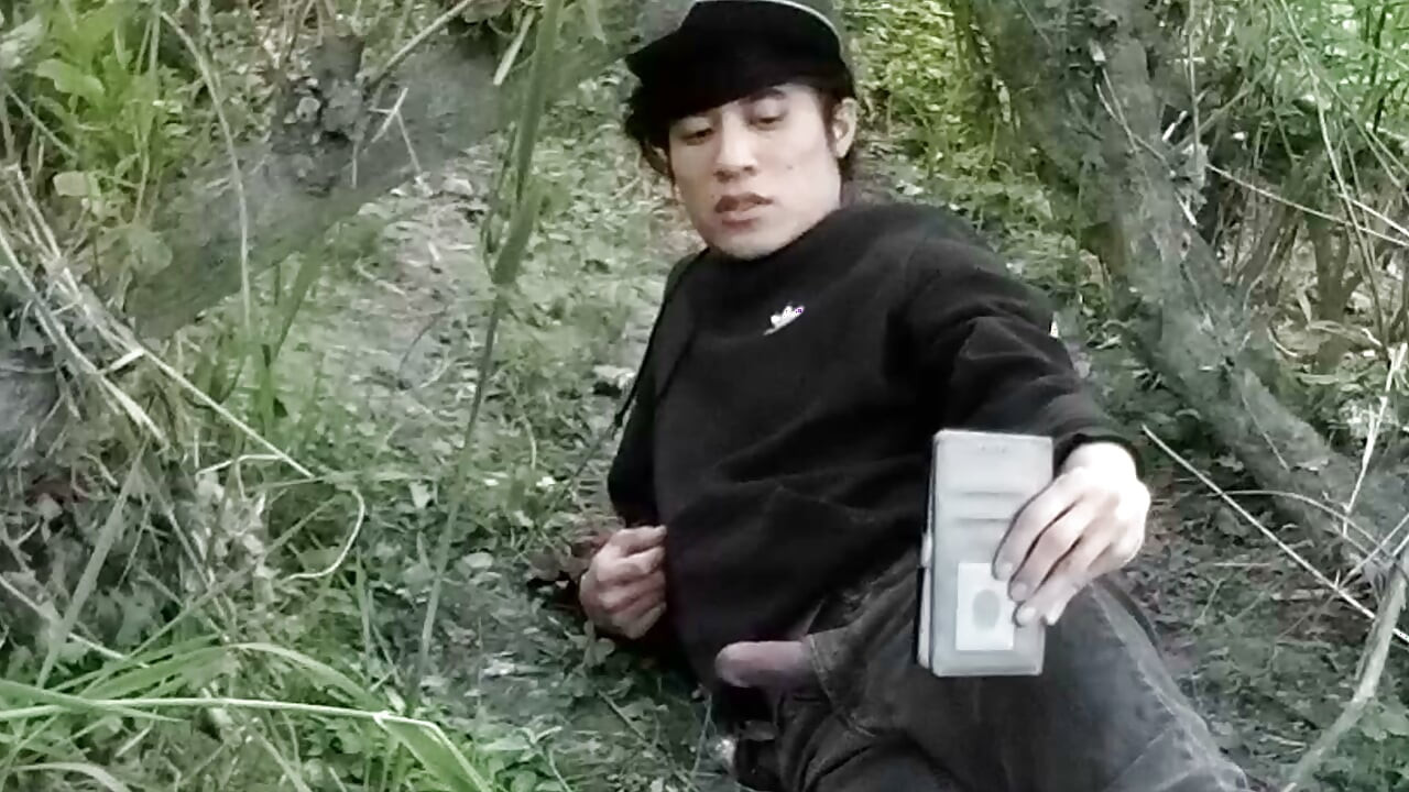 Fofa Jon Arteen Gay rabuda se masturba ao ar livre, transa com o ar e atira porra através de um buraco em suas calças