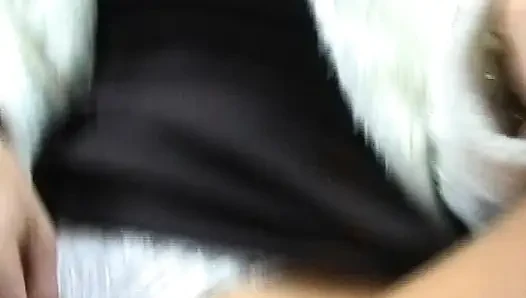 Boneka pirang Jerman seksi menggosok memeknya dalam adegan solo