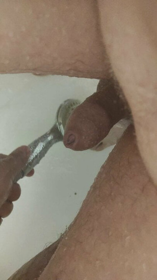 Masajeando mis bolas con un chorro de ducha