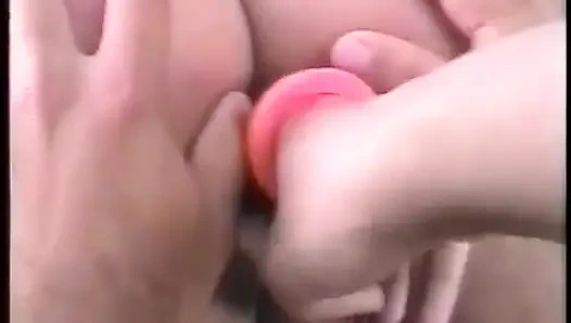 Endy si cewek imut dengan pantat bahenol lagi asik ngentot kontol pria ini pakai dildo di seks threesome biseksual
