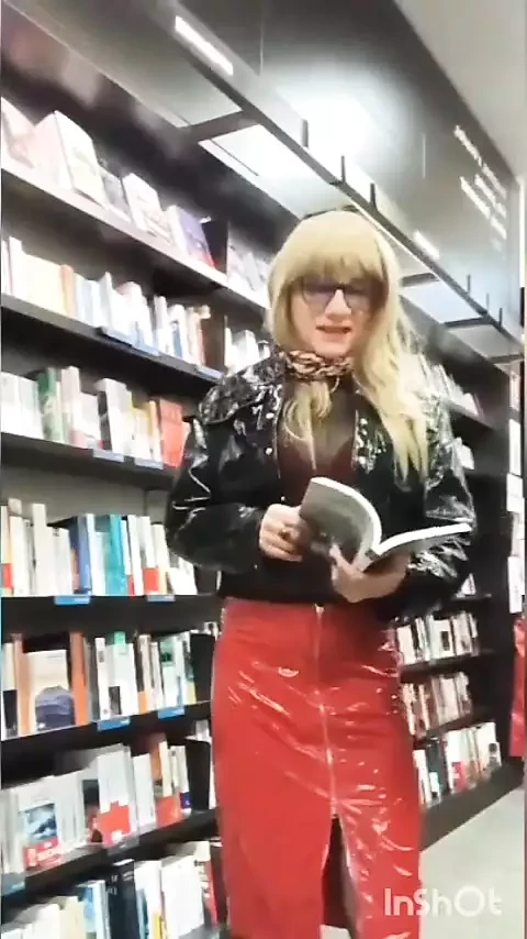 sissy shoppar i vinyl outfit