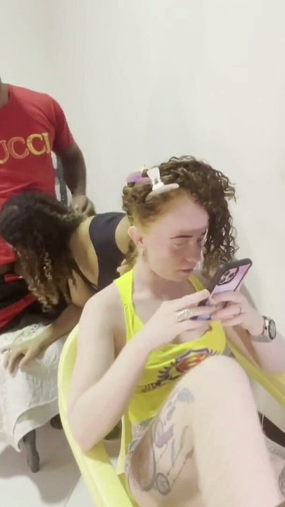 MY WIFE GOES TO THE SALON AND I TAKE ME TO FUCK THE HAIRDRESSER SHE DOESN'T EVEN NOTICE | Clip 1