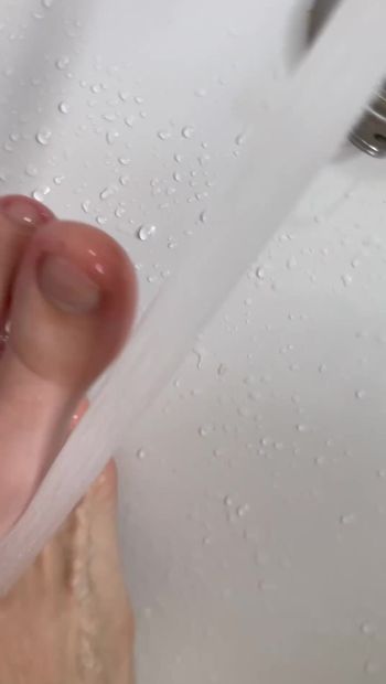 Het is zo lekker in de badkuip - grote lange benen plagen je - wil je ze likken?