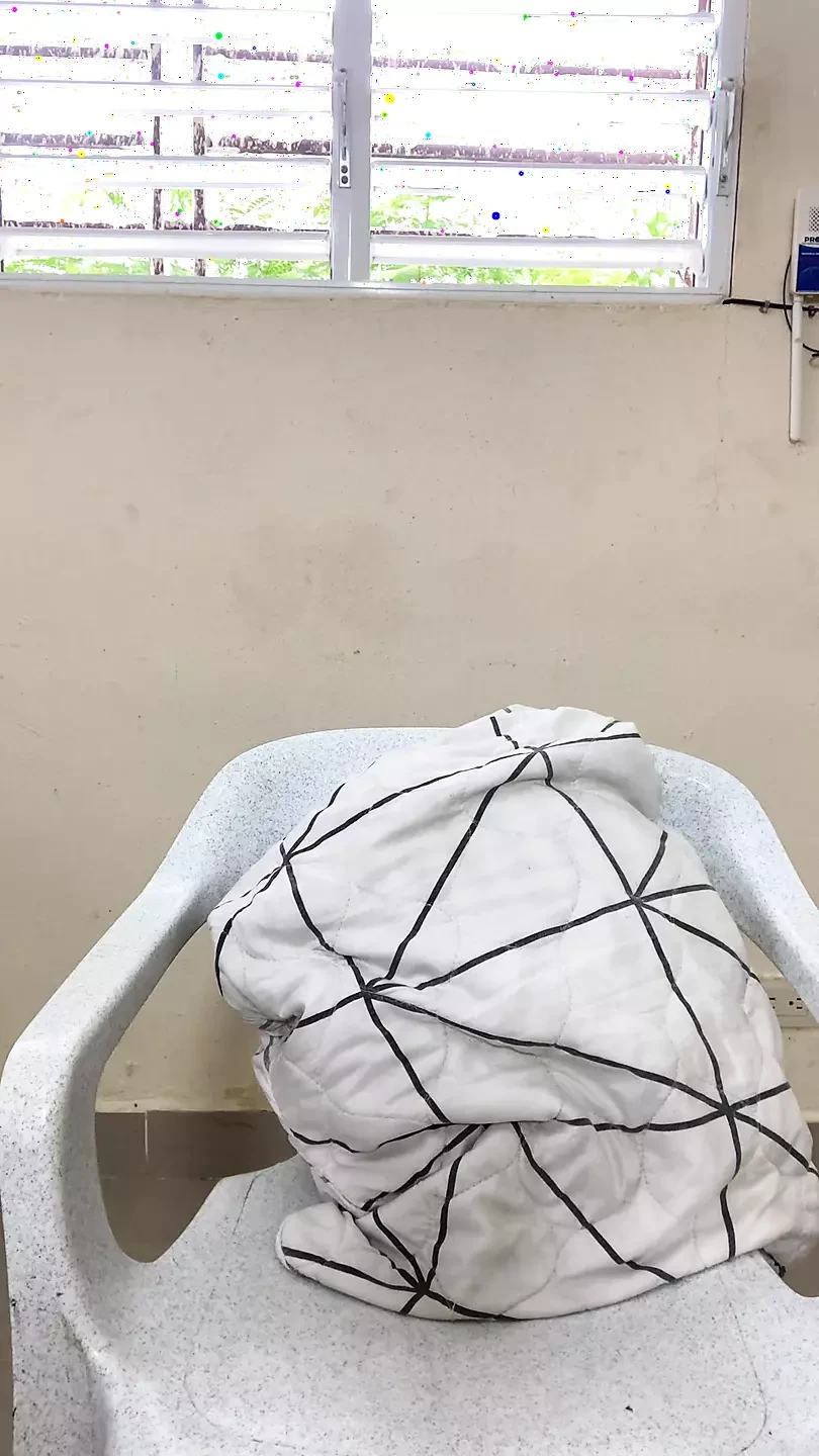 Mi accarezza e penetra nella mia stanza su una sedia
