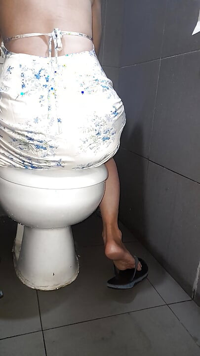 Crossdressing - cewek pejuh pakai gaun leher satin halter