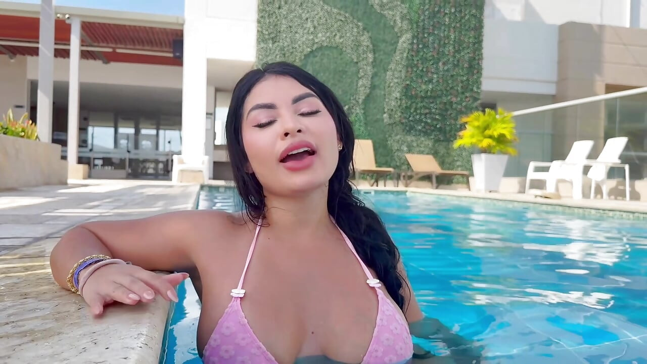 Beautiful Colombian Tourist Plays and Gets Fucked by Stranger She Meets at a Very Prestigious Resort