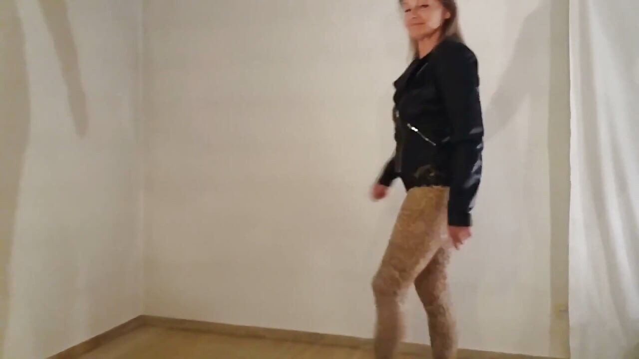 ¡la Abuela Es Sexy Con Sus Leggings De Leopardo!