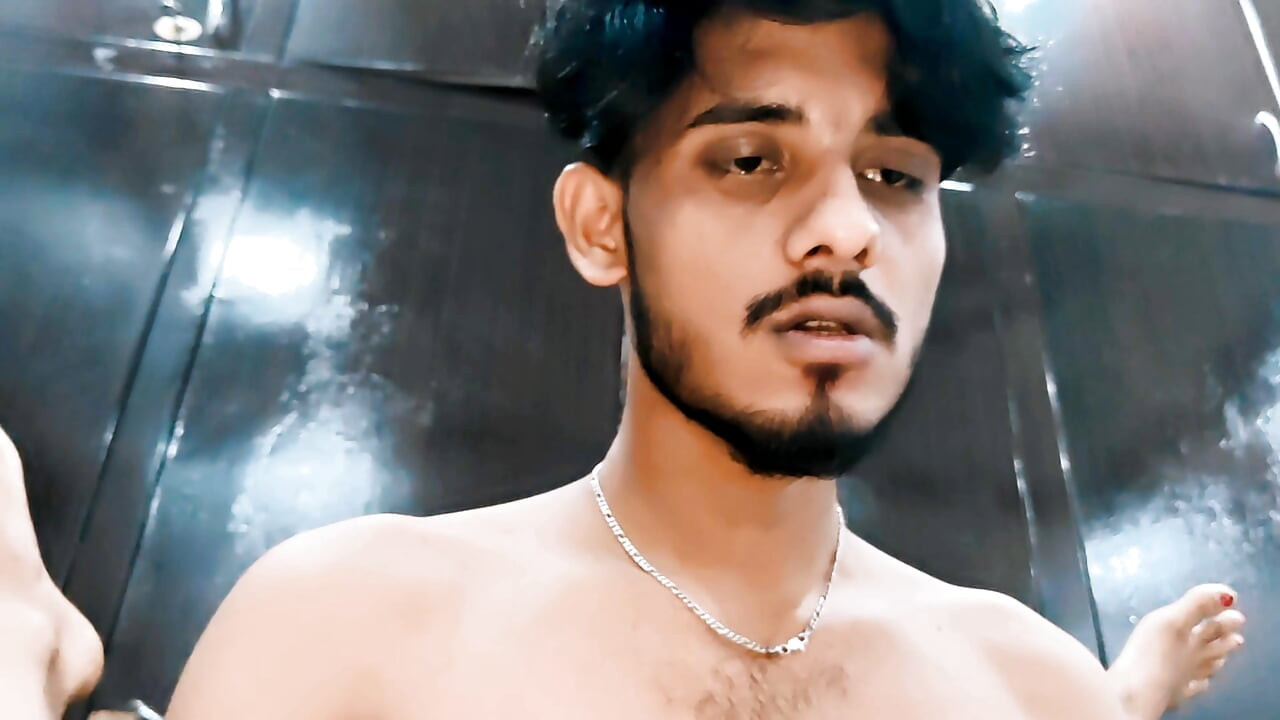สาว Desi วัยรุ่นอินเดียเพลิดเพลินกับการเย็ดกับปู่และแฟนหนุ่มวิดีโอเสียงภาษาฮินดี