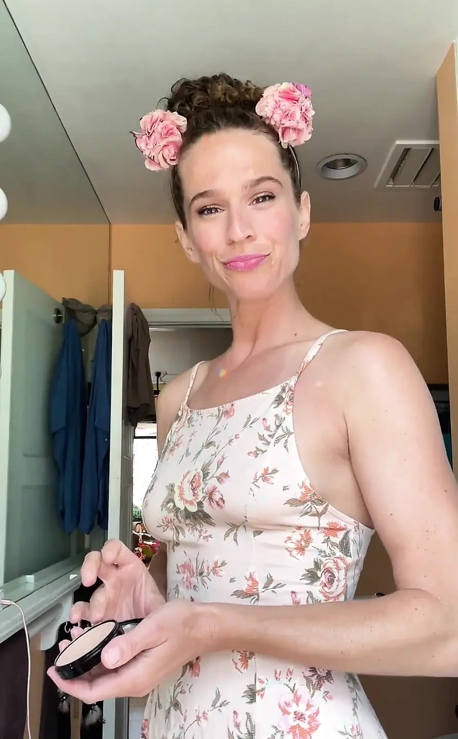 Joi mẹ kế tức giận với bạn vì đã làm cho vui vẻ với cặp kính của cô ấy! Tốt hơn bạn nên kéo con cu đó ra và để tôi kết thúc bạn ngay bây giờ xuất tinh