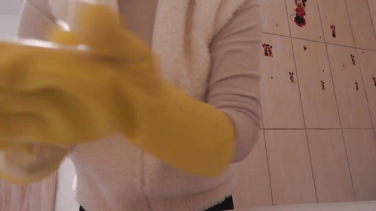 My Stepsister in Yellow Dishwashing Gloves Takes a Bath with a Dildo and Lots of White Foam and Soap