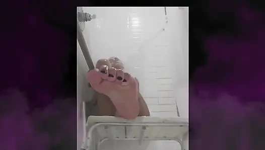 Ich zeige meine füße und und muschi in der dusche