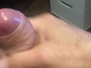 Волосатый необрезанный крайней плоти пенис с оргазмом с камшотом