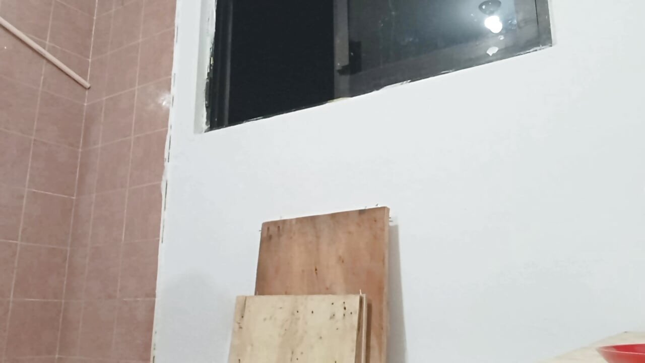 U kuhinji pokazuje sise svom pastorku