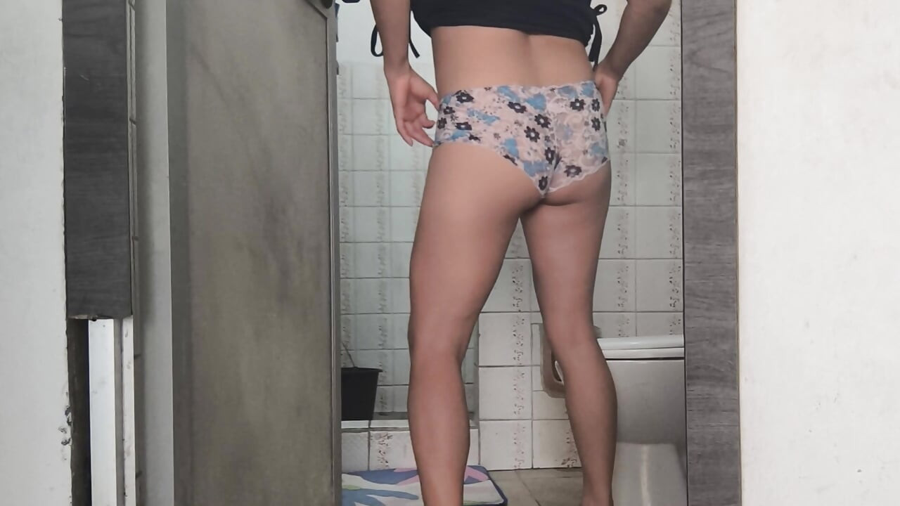 I find my stepdaughter showing her ass in the bathroom