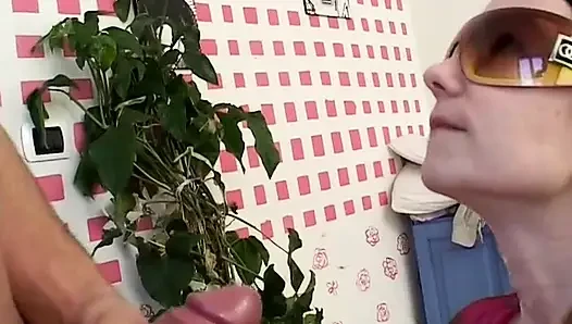 Brünette gibt soliden blowjob und bekommt cumshot