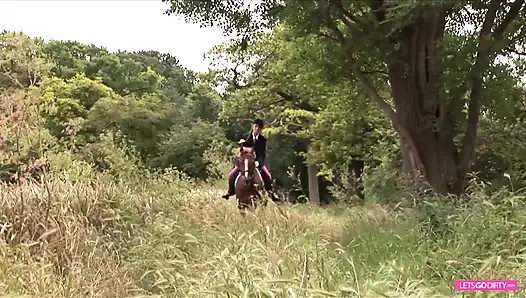 Смешной чувак наблюдает за другим трахом, а затем он получает свой момент от шлюховатой блондинки