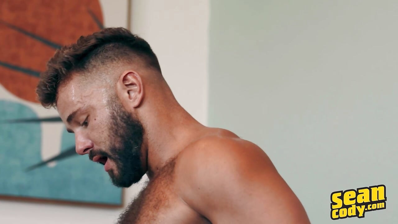 Sean Cody - Hayden spor salonunda Michael'ı esnetiyor ve ateşli bir egzersiz seansında onu sert sikiyor