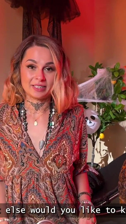 "HUNT4K'dan unutulmaz bir an. Dik memeli cadı Vanessa Leone ile ateşli ve tutkulu falcı seks seansı"